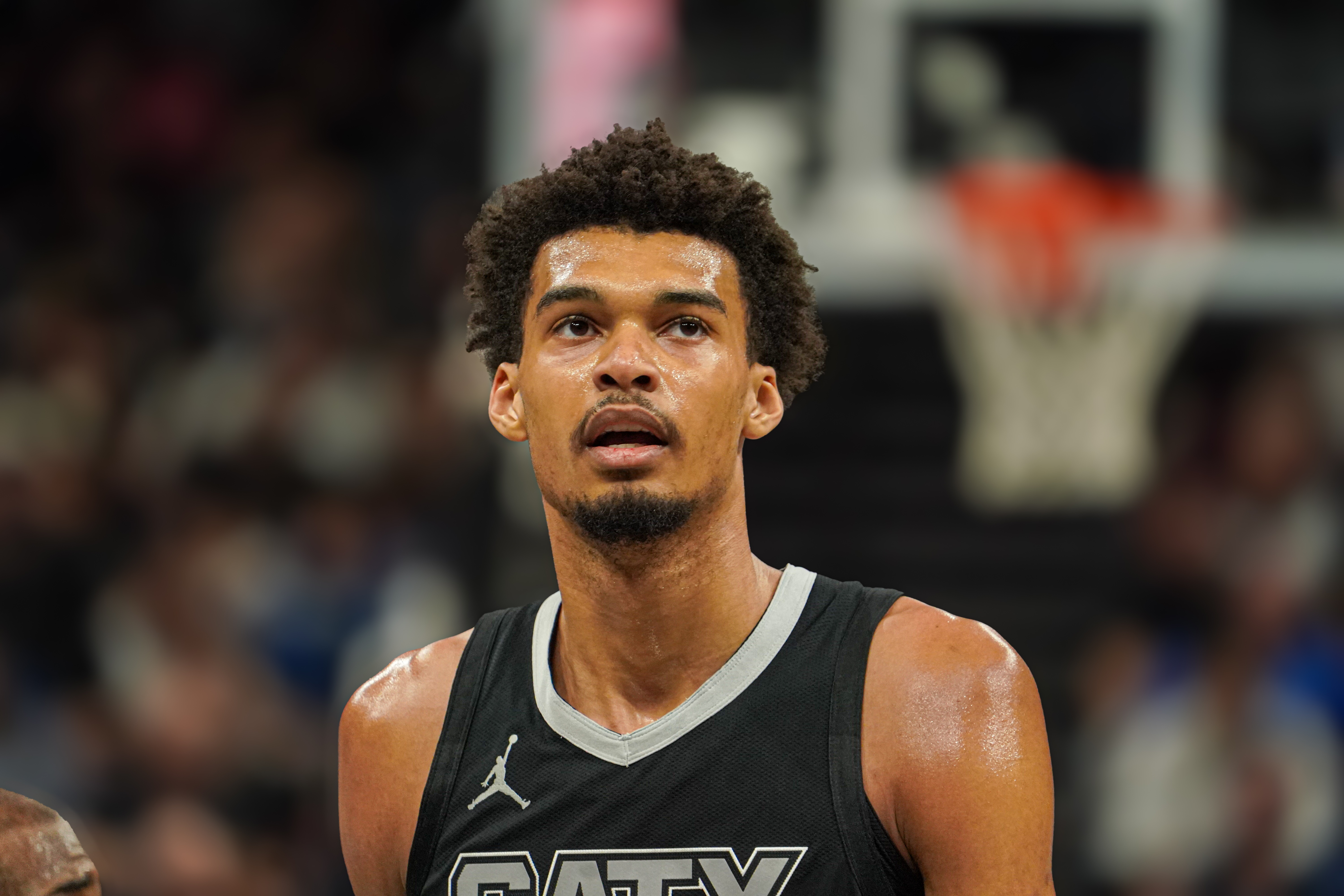 NBA直播热讯：皮尔斯盛赞：文班亚马似杜兰特与字母哥合体，健康加持或登顶联盟